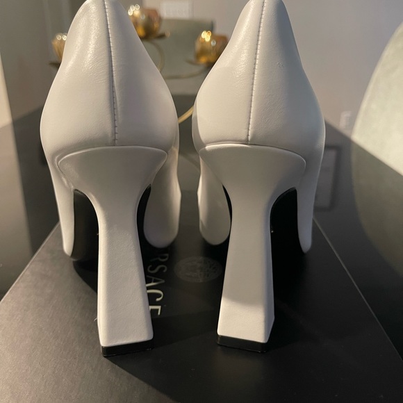 Versace gold chain heels - Picture 8 of 10